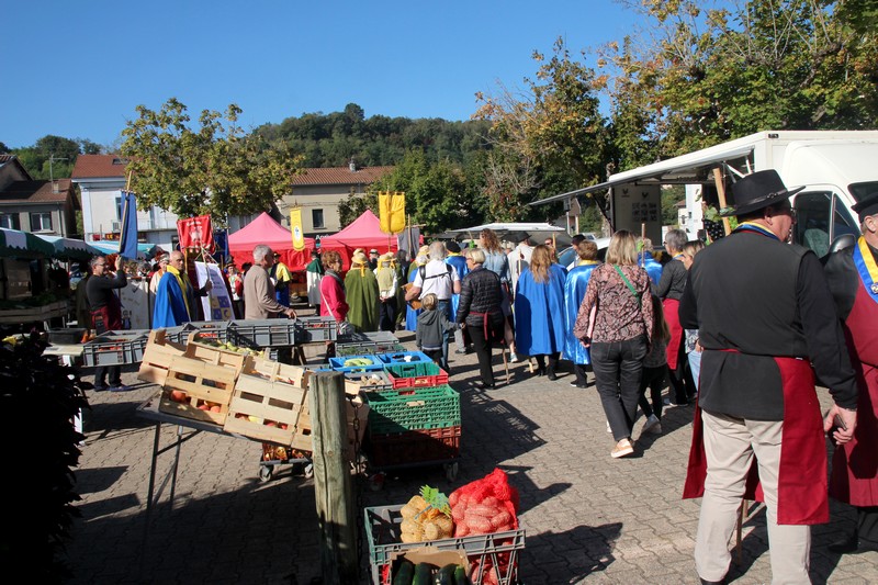La confr�rie de l'Echalas Dauphinois a anim� la commune