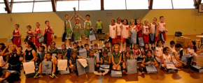 Des jeunes rassembl�s autour du Basket